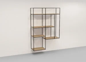 De Izola BOEKENREK HANG S04 is een minimalistisch wandrek met een zwart metalen frame en lichthouten planken in een asymmetrisch geometrisch ontwerp tegen een witte muur en grijze vloer.