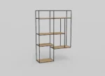 De Izola BOEKENREK S04 is een moderne, minimalistische kast met een zwart metalen frame en vijf lichthouten planken die asymmetrisch zijn geplaatst tegen een effen grijze achtergrond.