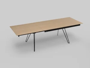 De Izola TAFEL 180-280 S04 is een moderne rechthoekige tafel met een licht houten blad, een slank zwart metalen frame en schuine zwarte poten, tegen een effen lichtgrijze achtergrond.