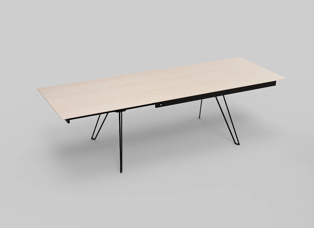 De Izola TAFEL 180-280 WWM is een minimalistische rechthoekige tafel met een licht houten blad dat is opgedeeld in twee delen, waarvan één uiteinde iets omhoog staat en wordt ondersteund door zwarte metalen poten. De tafel staat tegen een effen grijze achtergrond.