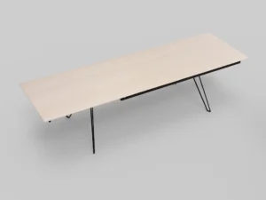 De Izola TAFEL 220-320 WWM is een minimalistische rechthoekige tafel met een licht houten blad en slanke zwarte metalen poten tegen een eenvoudige lichtgrijze achtergrond.