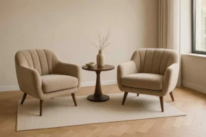 Twee beige fauteuils met een klein tafeltje. Is een harde of zachte stoel beter tegen rugpijn?