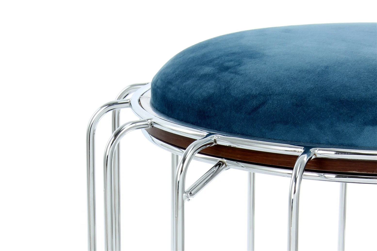 Close-up van de Bijzettafel Zilver Rond Mdf, een moderne zilveren ronde bijzettafel met een glanzend metalen frame, meerdere gebogen chromen poten, een houten MDF accent onder het blad, tegen een witte achtergrond.