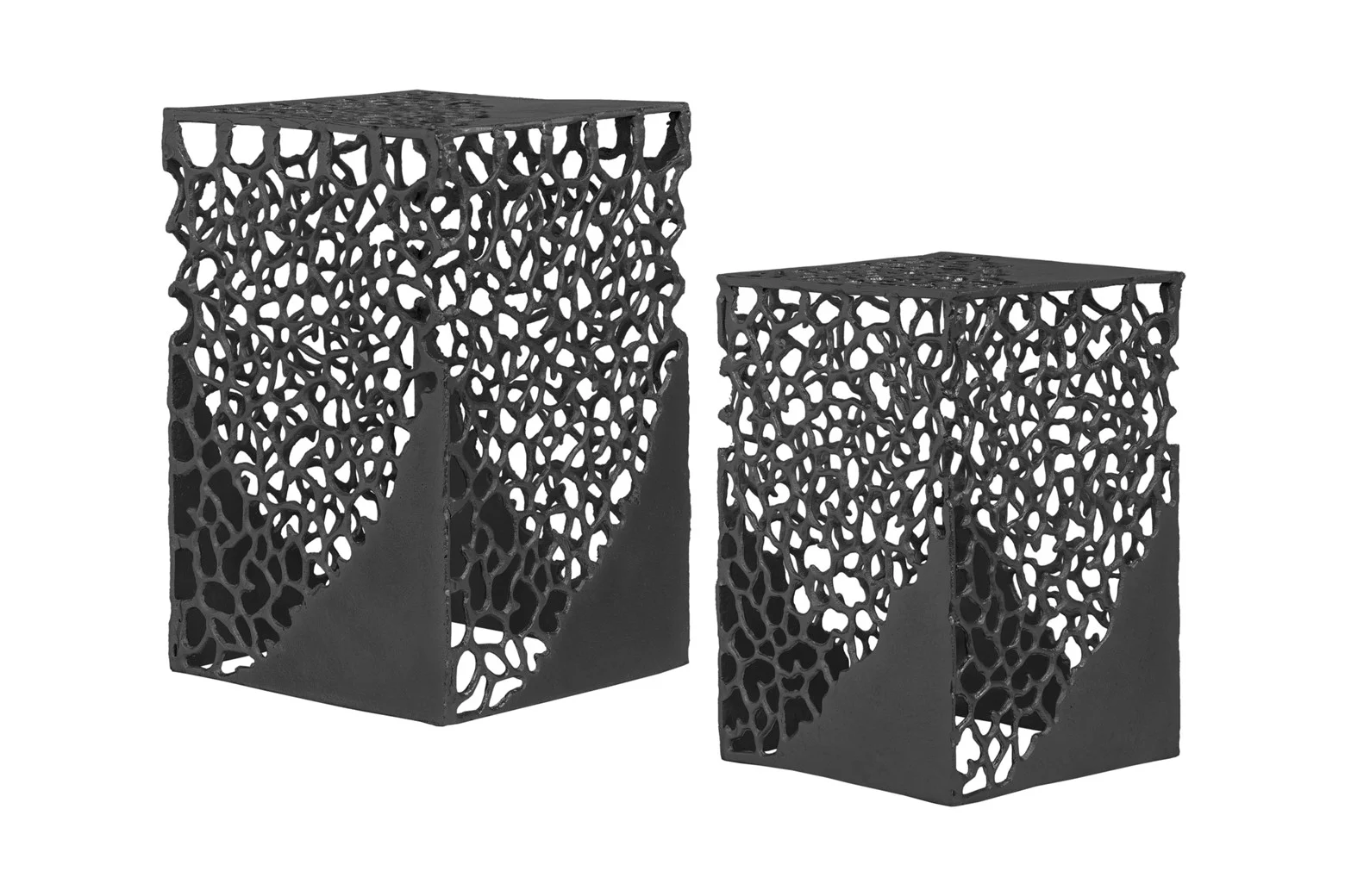 De Bijzettafel Zwart Aluminium Set bestaat uit twee zwarte rechthoekige metalen sokkels met ingewikkelde opengewerkte patronen en stevige voetstukken; de ene sokkel is hoger dan de andere.