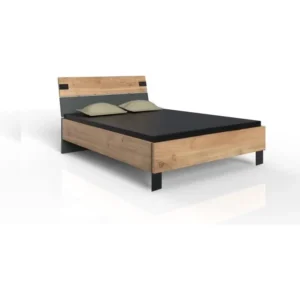 Schuin aanzicht van een bed van grafiet eikenhout met een donker matras en lichte kussens tegen een witte achtergrond. Zwarte poten.