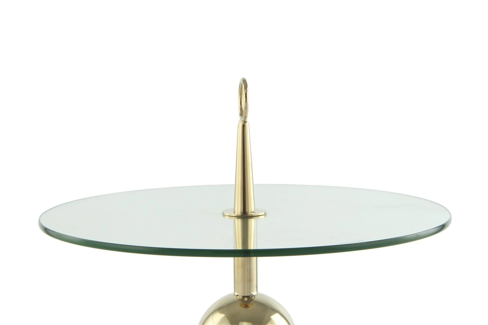 De Bijzettafel Transparant, Goud Staal is een moderne ronde glazen tafel met een centrale goudstalen steun met daarop een puntige punt en een ronde lus. Het metalen onderstel is gedeeltelijk zichtbaar.