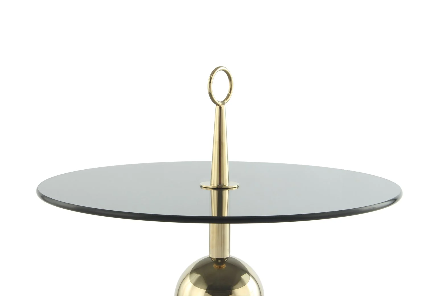 De Bijzettafel Grijs, Goud Staal is een moderne ronde glazen tafel met een gouden stalen onderstel en een centrale verticale handgreep met een lus aan de bovenkant, afgebeeld tegen een effen witte achtergrond.