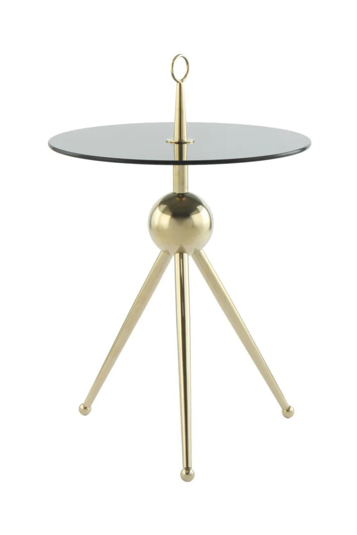 De Bijzettafel Grijs, Goud Staal is een moderne accenttafel met een rond glazen blad, gouden bolvormige steun, drie slanke gouden stalen poten en een decoratieve gouden ring in het midden.