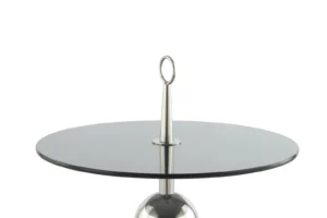 De Bijzettafel Zilver van Grijs Staal Design heeft een modern rond blad van donker glas en een centrale metalen handgreep, tegen een effen witte achtergrond.