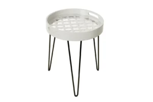 De Bijzettafel Wit Metaal Compact is een klein, rond wit bijzettafeltje met een blad met ruitpatroon, een opstaande rand met handgrepen en drie zwarte metalen haarspeldpoten.