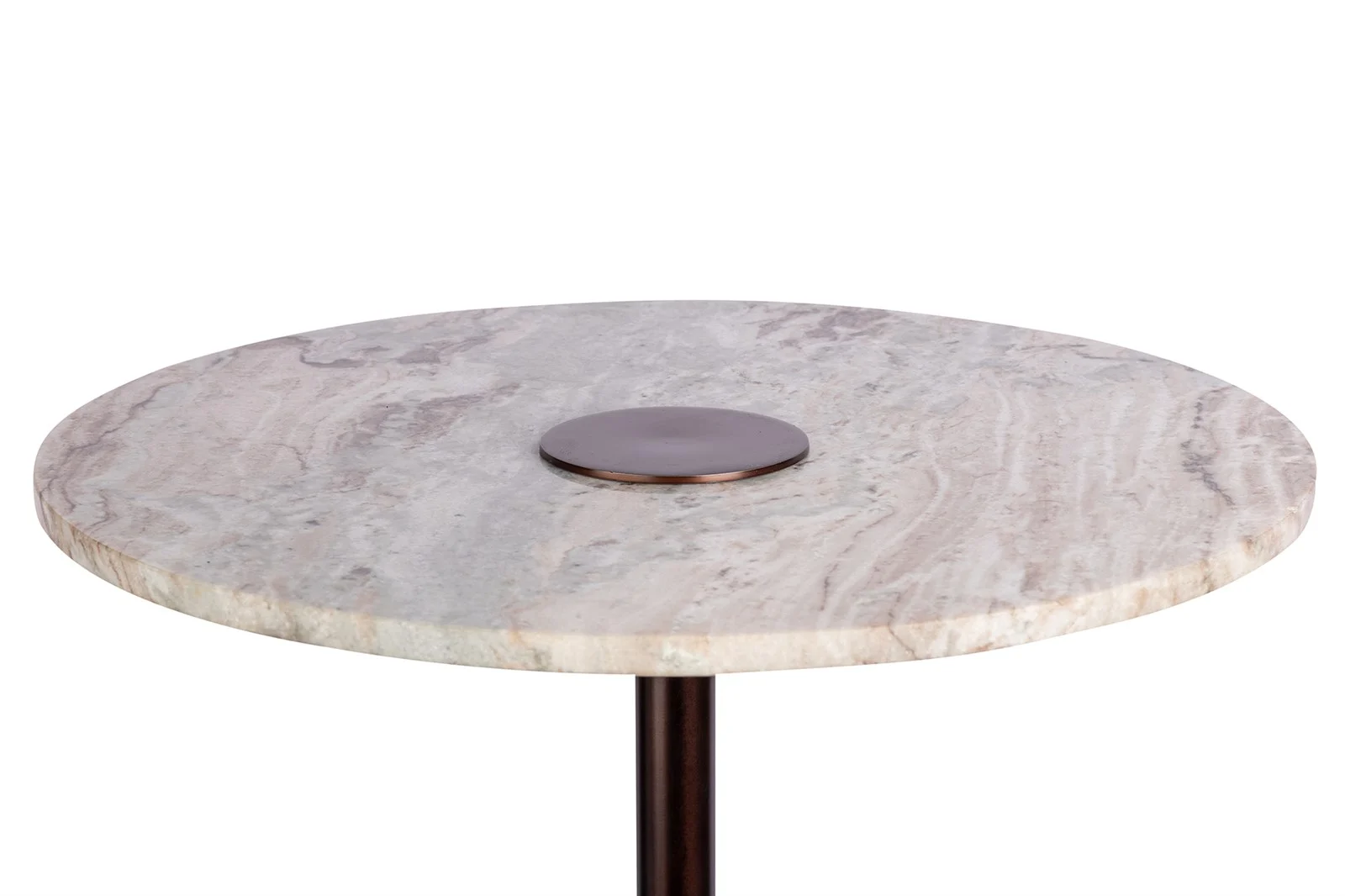 De Bijzettafel Bruin Rond Marmer Compact is een ronde marmeren tafel met een licht, subtiel gedessineerd blad en een slanke donker metalen centrale poot.