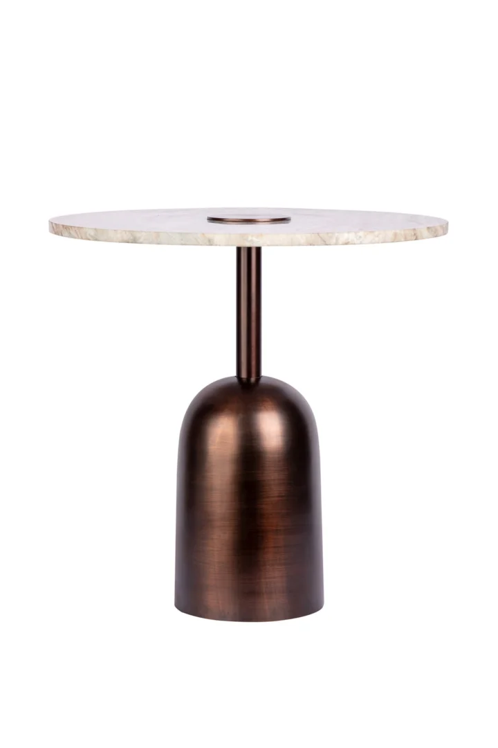 De Bijzettafel Bruin Rond Marmer Compact is een moderne ronde bijzettafel met een licht marmeren blad en een bronskleurig, klokvormig metalen onderstel.