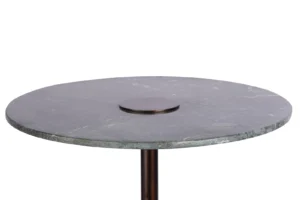 De Bijzettafel Groen Marmer heeft een rond groen marmeren tafelblad met een slank profiel, een klein rond metalen accent in het midden en wordt ondersteund door een enkele slanke metalen poot.