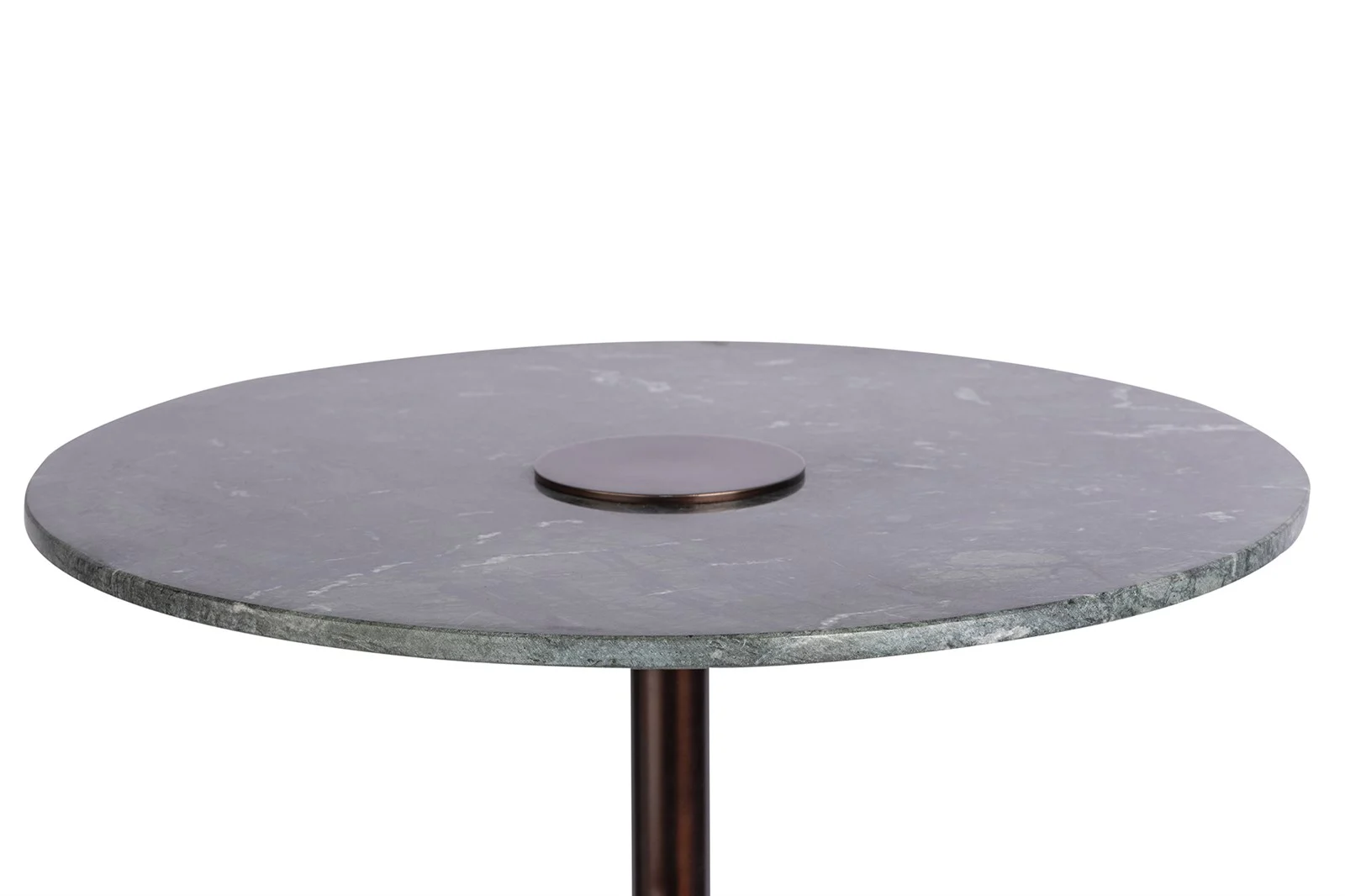 De Bijzettafel Groen Marmer heeft een rond groen marmeren tafelblad met een slank profiel, een klein rond metalen accent in het midden en wordt ondersteund door een enkele slanke metalen poot.