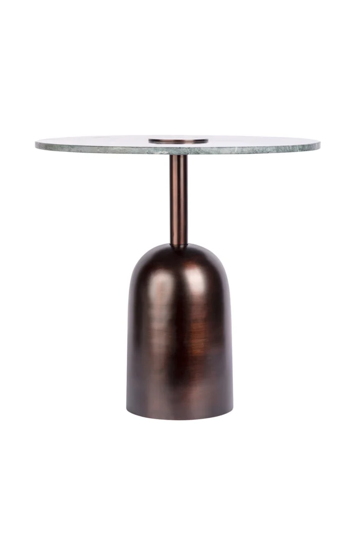 De Bijzettafel Groen Marmer is een moderne bijzettafel met een rond glazen blad en een donkerbronzen, klokvormig metalen onderstel, tegen een witte achtergrond.