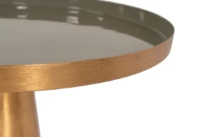 Close-up van de Bijzettafel Grijs Ijzer, die de glanzende goudmetallic rand en basis laat zien met een glanzend, reflecterend grijs tafelblad. De foto belicht de bovenste rand en een deel van het oppervlak.