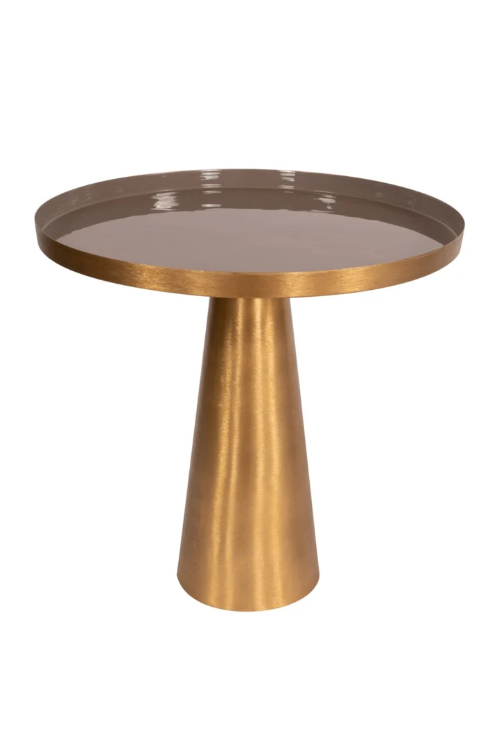 De Bijzettafel Grijs Ijzer is een ronde accenttafel met een glanzend bruin blad, opstaande rand en metallic gouden conische voet.