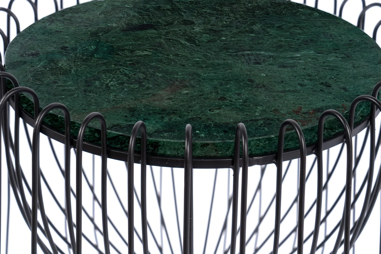 Bijzettafel Zwart, Groen Rond Marmer: een ronde tafel met een groen marmeren blad en een zwart metalen draadonderstel, afgebeeld tegen een witte achtergrond.