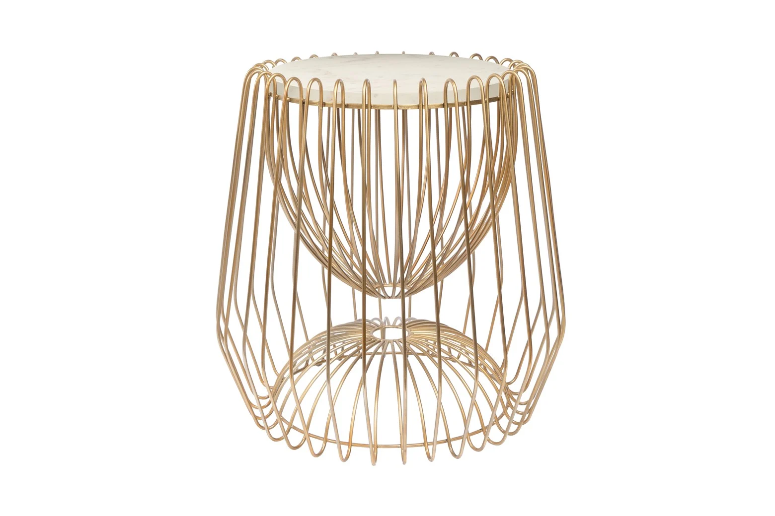 De Bijzettafel Messing, Wit Rond Marmer is een moderne bijzettafel met een rond wit marmeren blad en een open, goudkleurig metalen draad zandlopervormig onderstel.