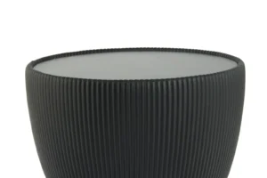 Een zwarte, ronde Bijzettafel Zwart Steen Design met geribbelde zijkanten en een glad, plat bovenvlak, afgebeeld tegen een witte achtergrond.
