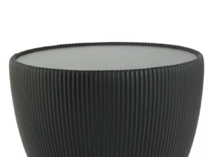 Een zwarte, ronde Bijzettafel Zwart Steen Design met geribbelde zijkanten en een glad, plat bovenvlak, afgebeeld tegen een witte achtergrond.