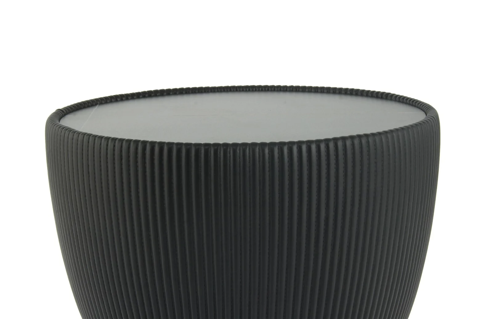 Een zwarte, ronde Bijzettafel Zwart Steen Design met geribbelde zijkanten en een glad, plat bovenvlak, afgebeeld tegen een witte achtergrond.