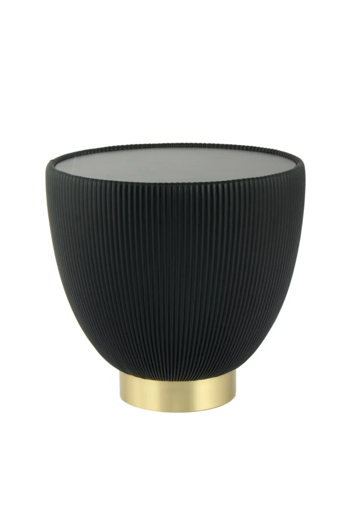 De Bijzettafel Zwart Steen Design is een moderne zwarte, komvormige tafel met een verticale geribbelde textuur, een plat bovenblad en een ronde gouden voet.