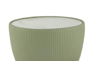 De Bijzettafel Groen, Roest Rond Steen is een compacte, ronde bijzettafel met een geribbeld saliegroen onderstel en een strak wit marmeren blad.
