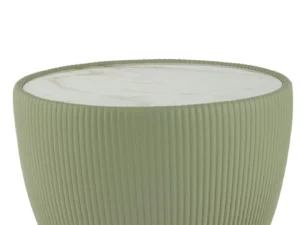De Bijzettafel Groen, Roest Rond Steen is een compacte, ronde bijzettafel met een geribbeld saliegroen onderstel en een strak wit marmeren blad.