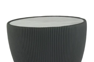 De Bijzettafel Grijs Steen is een moderne ronde tafel met een geribbeld donker onderstel en een glad, lichtgekleurd blad tegen een witte achtergrond.