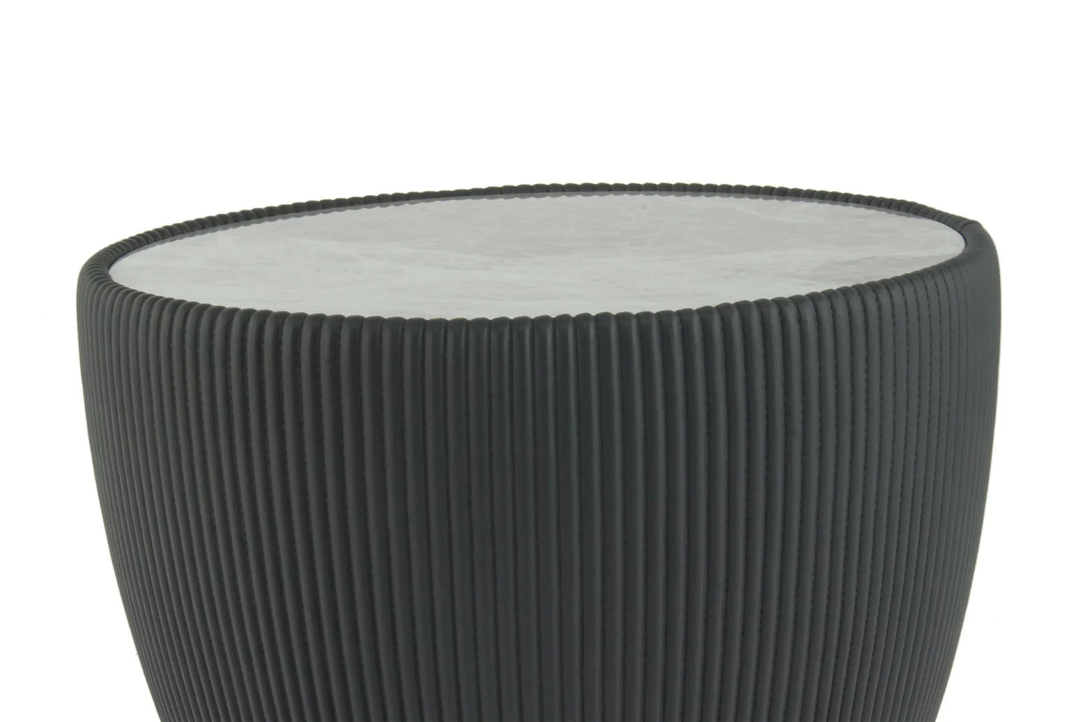De Bijzettafel Grijs Steen is een moderne ronde tafel met een geribbeld donker onderstel en een glad, lichtgekleurd blad tegen een witte achtergrond.