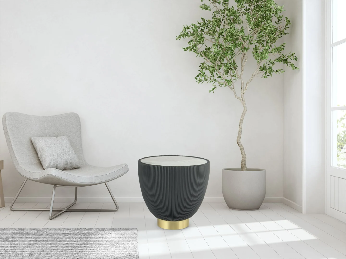 Minimalistische woonkamer met een moderne grijze loungestoel, de Bijzettafel Grijs Steen, een groene boom in pot, witte muren en een lichte houten vloer. Natuurlijk licht vult de ruimte.