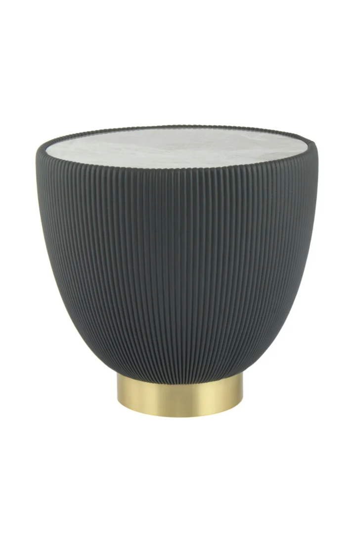 Bijzettafel Grijs Steen: een moderne, ronde bijzettafel met een geribbeld matzwart onderstel, een glad wit blad en een korte goudmetallic sokkel.