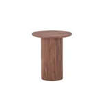 De Nora Bijzettafel - Ø40cm Walnoot is een compacte, ronde houten bijzettafel met een plat blad en een stevig cilindervormig onderstel, tegen een effen witte achtergrond.