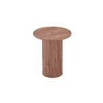 De Nora Bijzettafel is een kleine, ronde walnoten bijzettafel (Ø40cm) met een cilindrische basis en glad, plat blad, tegen een effen witte achtergrond.