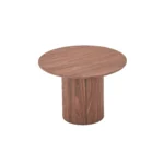 De Nora Bijzettafel is een ronde walnoten bijzettafel (Ø60cm) met een glad oppervlak en een stevig voetstuk, met een warme natuurlijke houtafwerking. De tafel is afgebeeld tegen een effen witte achtergrond.