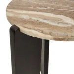 Een close-up van de bijzettafel Lila - Dark Brown, met een klein rond marmeren blad met natuurlijke beige en witte patronen en donkere rechthoekige houten poten.