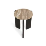 Bijzettafel Lila - Donkerbruin heeft een compact rond ontwerp met een lichtbruin gestructureerd stenen blad en drie slanke zwarte verticale poten.