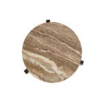 De bijzettafel Lila - Dark Brown heeft een rond tafelblad met een bruin en beige natuursteenpatroon, van bovenaf gezien, en drie kleine zwarte steunen die aan de rand zijn bevestigd.
