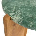Close-up van de bijzettafel Lila - Walnoot, met een rond tafelblad van groene steen met een natuurlijk gemarmerd patroon, ondersteund door een walnotenhouten poot.