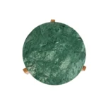 De bijzettafel Lila - Walnoot heeft een rond, groen marmeren tafelblad met een gladde, gepolijste afwerking en drie kleine bruine pootjes die gedeeltelijk zichtbaar zijn rond de rand.