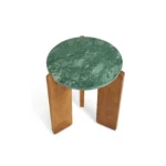 Bijzettafel Lila - Walnoot is een compacte, ronde bijzettafel met een groen marmeren blad en drie houten poten tegen een witte achtergrond.