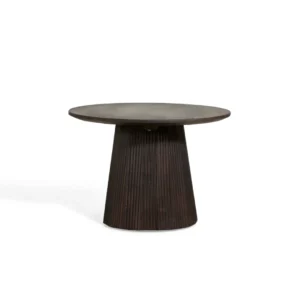 De Mokka Bijzettafel Donkerbruin Ø60cm is een ronde, donkerhouten tafel met een glad blad en een brede, verticaal gegroefde cilindrische voet, afgebeeld tegen een effen witte achtergrond.