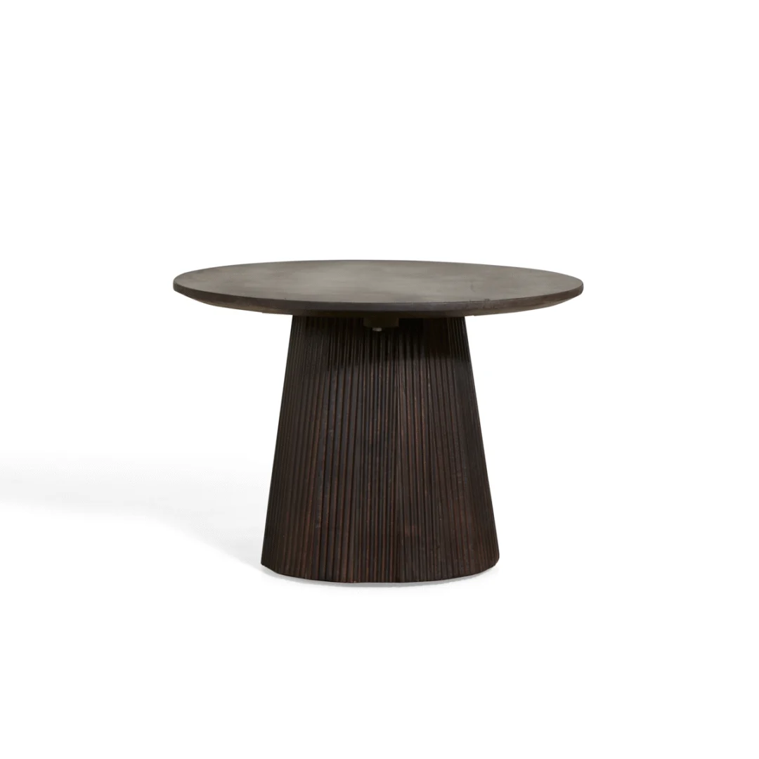 De Mokka Bijzettafel Donkerbruin Ø60cm is een ronde, donkerhouten tafel met een glad blad en een brede, verticaal gegroefde cilindrische voet, afgebeeld tegen een effen witte achtergrond.