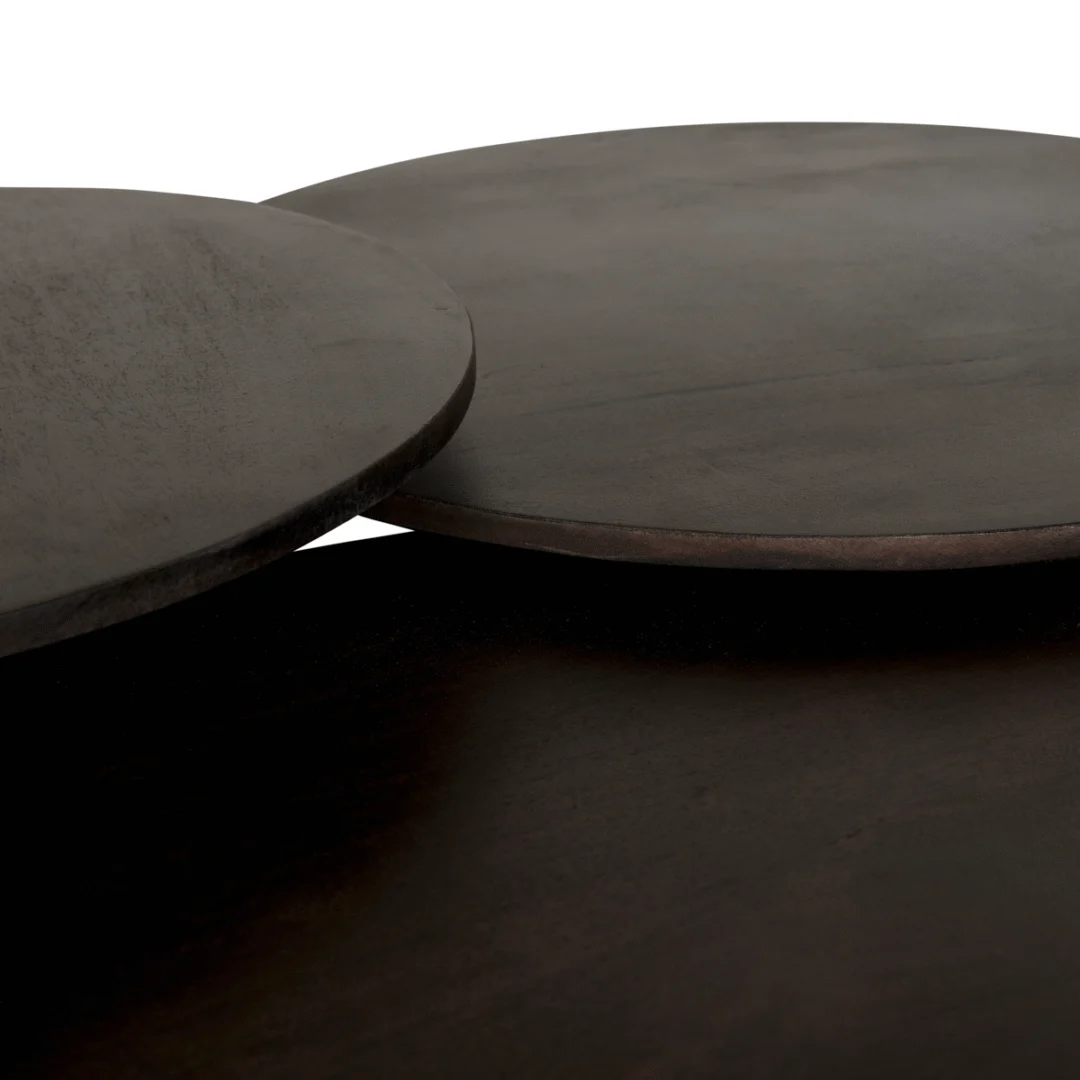 Close-up van drie overlappende Mokka Bijzettafels Donkerbruin Ø60cm, met gladde, ronde donkerbruine oppervlakken tegen een witte achtergrond.