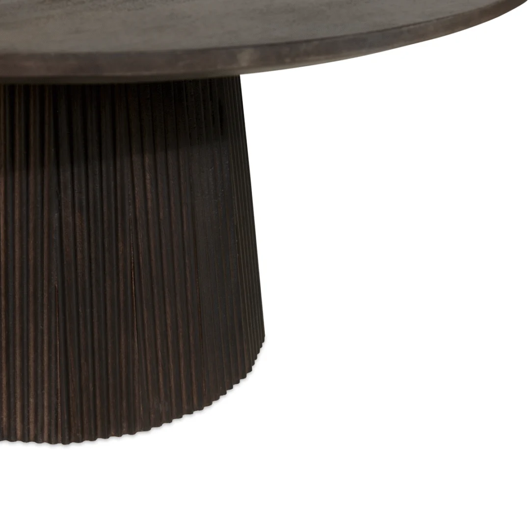 Close-up van de Mokka Bijzettafel Donkerbruin Ø60cm, een ronde donkerbruine tafel met een brede, gestructureerde cilindrische voet met verticale groeven.