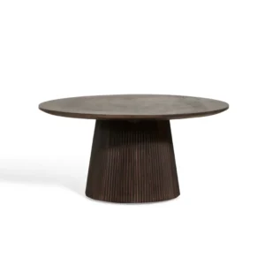 De Bijzettafel 80 Ø mokka bruin is een ronde houten tafel met een glad blad en een breed, verticaal gegroefd, taps toelopend onderstel in donkerbruin, afgebeeld tegen een effen witte achtergrond.