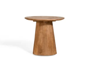 De Mokka Bijzettafel Lichtbruin Ø50cm is een ronde houten tafel met een glad blad en een taps toelopende, verticaal gegroefde voet in een natuurlijke afwerking die de nerven benadrukt. Afgebeeld tegen een effen witte achtergrond.