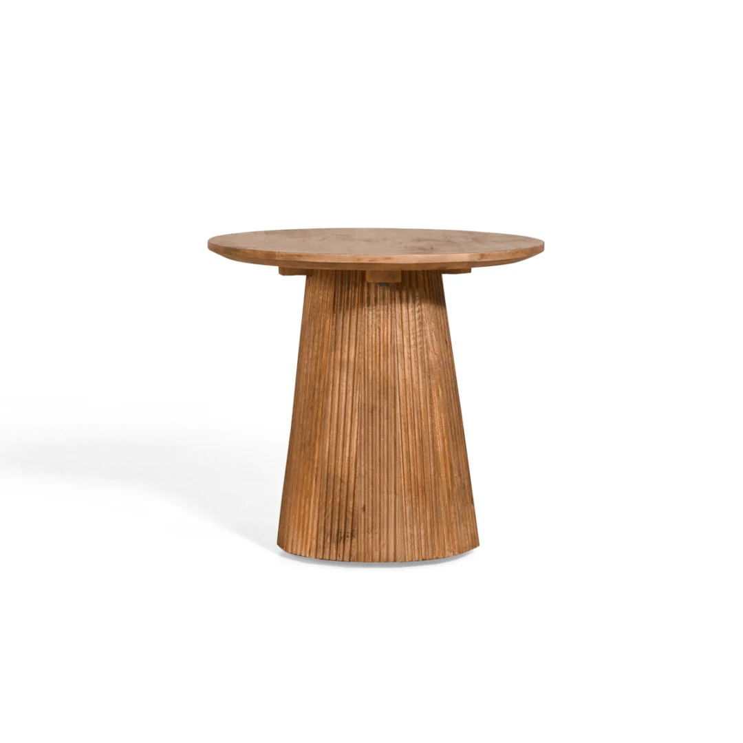 De Mokka Bijzettafel Lichtbruin Ø50cm is een ronde houten tafel met een glad blad en een taps toelopende, verticaal gegroefde voet in een natuurlijke afwerking die de nerven benadrukt. Afgebeeld tegen een effen witte achtergrond.