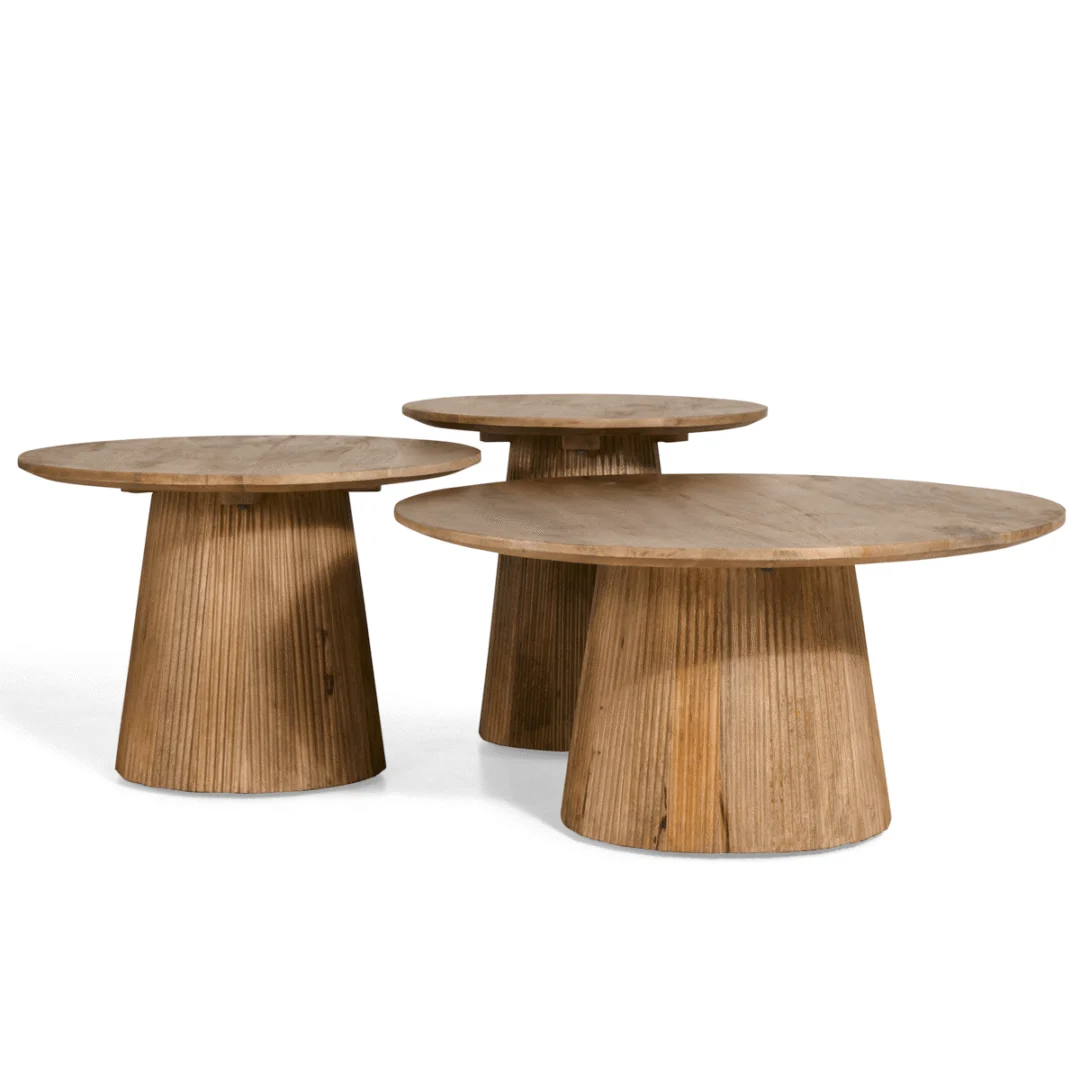 Drie Mokka Bijzettafels Lichtbruin Ø50cm met ronde bladen, brede cilindrische onderstellen en geribbelde texturen staan in een verspringende groep op een witte achtergrond, variërend in hoogte en grootte.